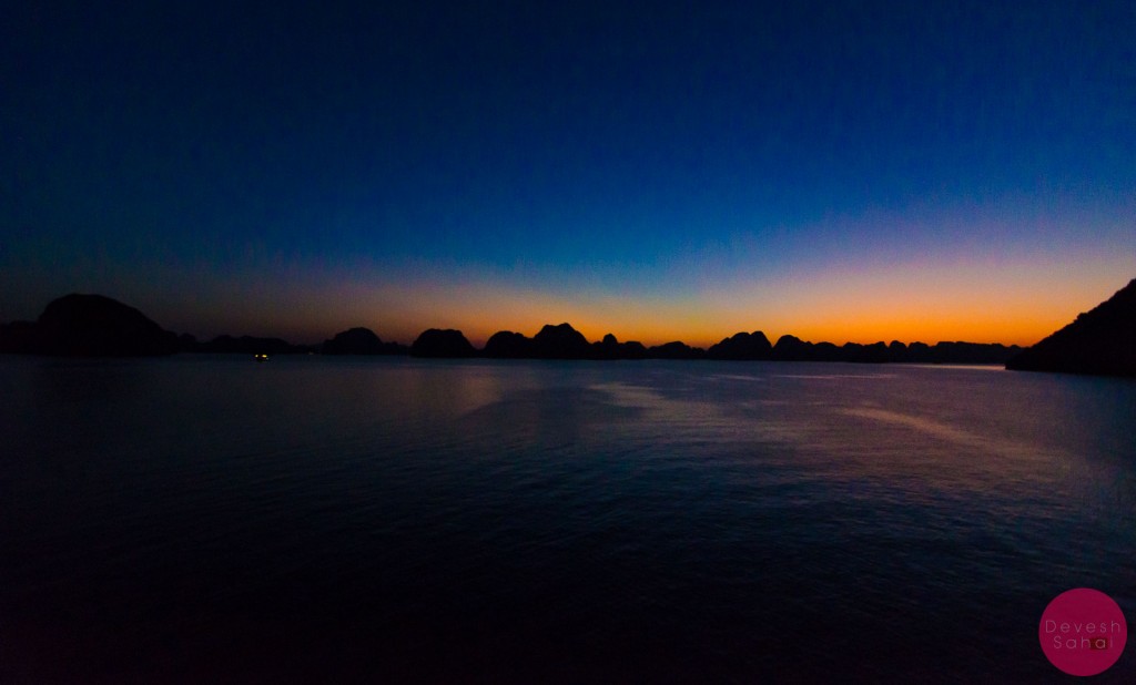 Beautiful scenes as the sun sets in Ha Long Bay